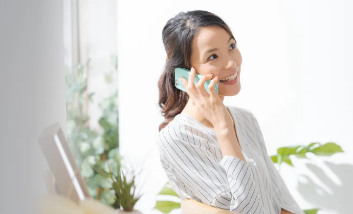 電話をしている女性