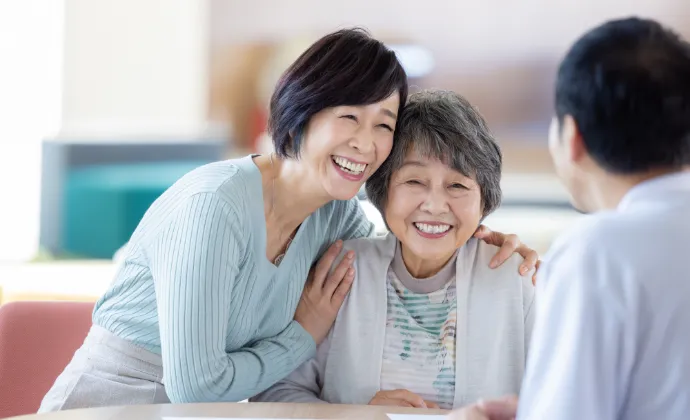 高齢の女性と家族が笑っている様子